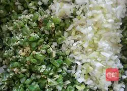 Illustration of how to make cowpea and pork wontons 2