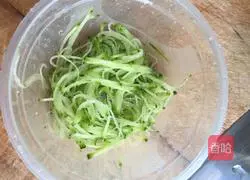 Illustration of how to make shredded radish and shrimp egg pancake 3