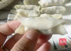 Illustration of how to make dumpling skin pot stickers 12