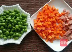Illustration of how to make braised rice with peas and carrots 3