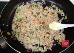 Illustration of how to make krill and three delicacies fried rice 12