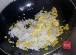 Illustration of how to make corn, coriander, sweet egg fried rice 11