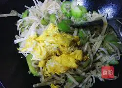 Illustration of how to make loofah and egg fried cakes 12