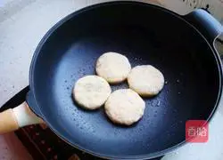 Illustration of how to make pan-fried potato pancakes 10
