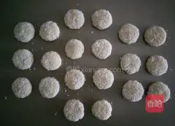 Illustration of how to make egg white and coconut cakes 7