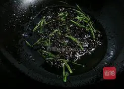 Illustration of how to make noodles with scallion oil 7