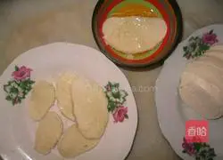 Illustration of how to make fried egg and cheese steamed buns 6