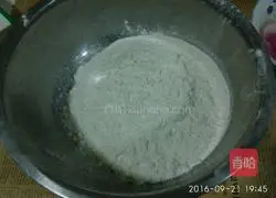 Illustration of how to make fresh meat and water chestnut dumplings 6