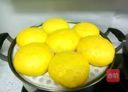 Illustration of how to make old pumpkin steamed buns 11
