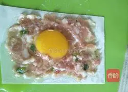 Illustration of how to make wonton and preserved egg patties 4