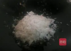 Illustration of how to make fungus and sausage fried rice 4