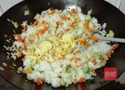 Illustration of how to make colorful egg fried rice 8