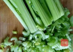 Illustration of how to make celery and mutton dumplings 1