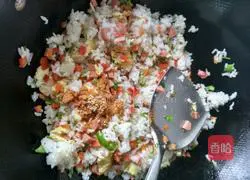 Illustration of how to make colorful egg fried rice 7