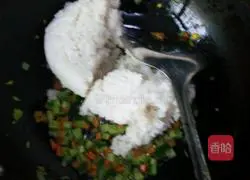 Illustration of how to make cucumber and egg fried rice 7