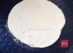 Illustration of how to make fried egg and scallion pancake 9