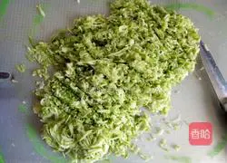 Illustration of how to make zucchini, egg and shrimp dumplings 1