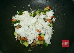 Illustration of how to make fried rice with diced vegetables and meat 6