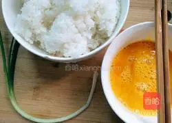 Illustration of how to make lard and egg fried rice 1