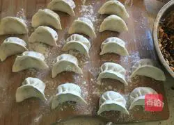 Illustration of how to make dumplings stuffed with carrots and fungus 13