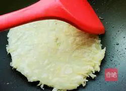 Illustration of how to make shredded potato pancakes 6