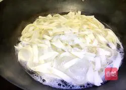 Illustration of how to make fried noodles with garlic chili sauce 7