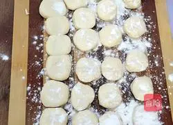 Illustration of how to make cabbage and pork dumplings 5