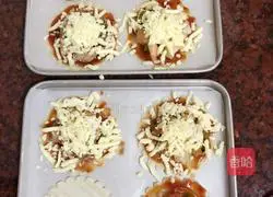 Illustration of how to make shrimp pizza with dumpling skin 7