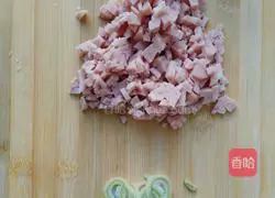 Illustration of how to make fried rice with sausage, olives and vegetables 1