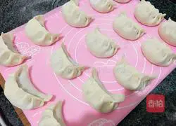 Illustration of how to make leek and shrimp dumplings 22