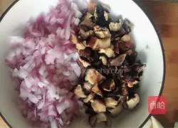 Illustration of home-style braised sausage rice 1