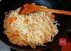 Illustration of how to make noodles with oyster sauce and tomato sauce 8