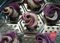 Two-color purple sweet potato flowers Illustration of how to make steamed buns 14