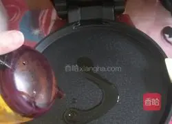 Illustration of how to bake potato chips in an electric pan 2