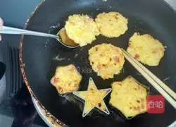 Illustration of how to make leftover rice and egg pancakes 10