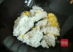 Illustration of how to make carrot and egg fried rice 4