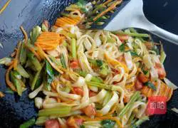 Illustration of how to make stir-fried noodles with mixed vegetables 8