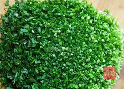 Illustration of how to make leek and egg pie 3