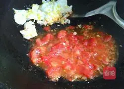 Illustration of how to make tomato and egg fried rice 5