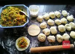 How to make steamed buns (pumpkin, spring bamboo shoots and shredded meat buns) 5