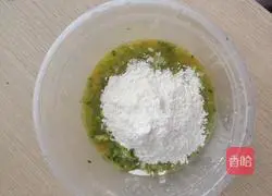 Illustration of how to make shredded radish and shrimp egg pancakes 8