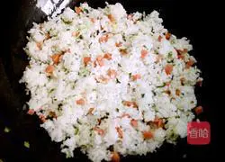 Illustration of how to make green onion, ham, sausage and egg fried rice 13