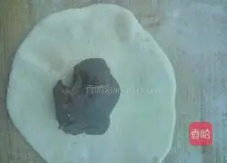 Black sesame and red bean paste pie recipe 4