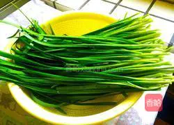 Illustration of how to make leek, egg and shrimp skin dumplings 3