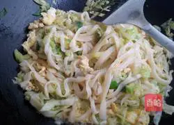 Illustration of how to make fried noodles with eggs and cabbage 12