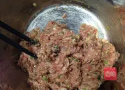 Illustration of how to make fungus dumpling stuffing 3