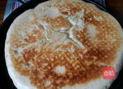 Illustration of how to make scallion and egg dough pancakes 11