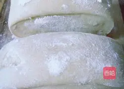Illustration of how to cut whole-wheat milk-flavored steamed buns with a knife 6
