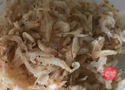 Illustration of how to make Phoenix Tail Buns 4