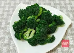 Illustration of how to make broccoli egg pancake 1